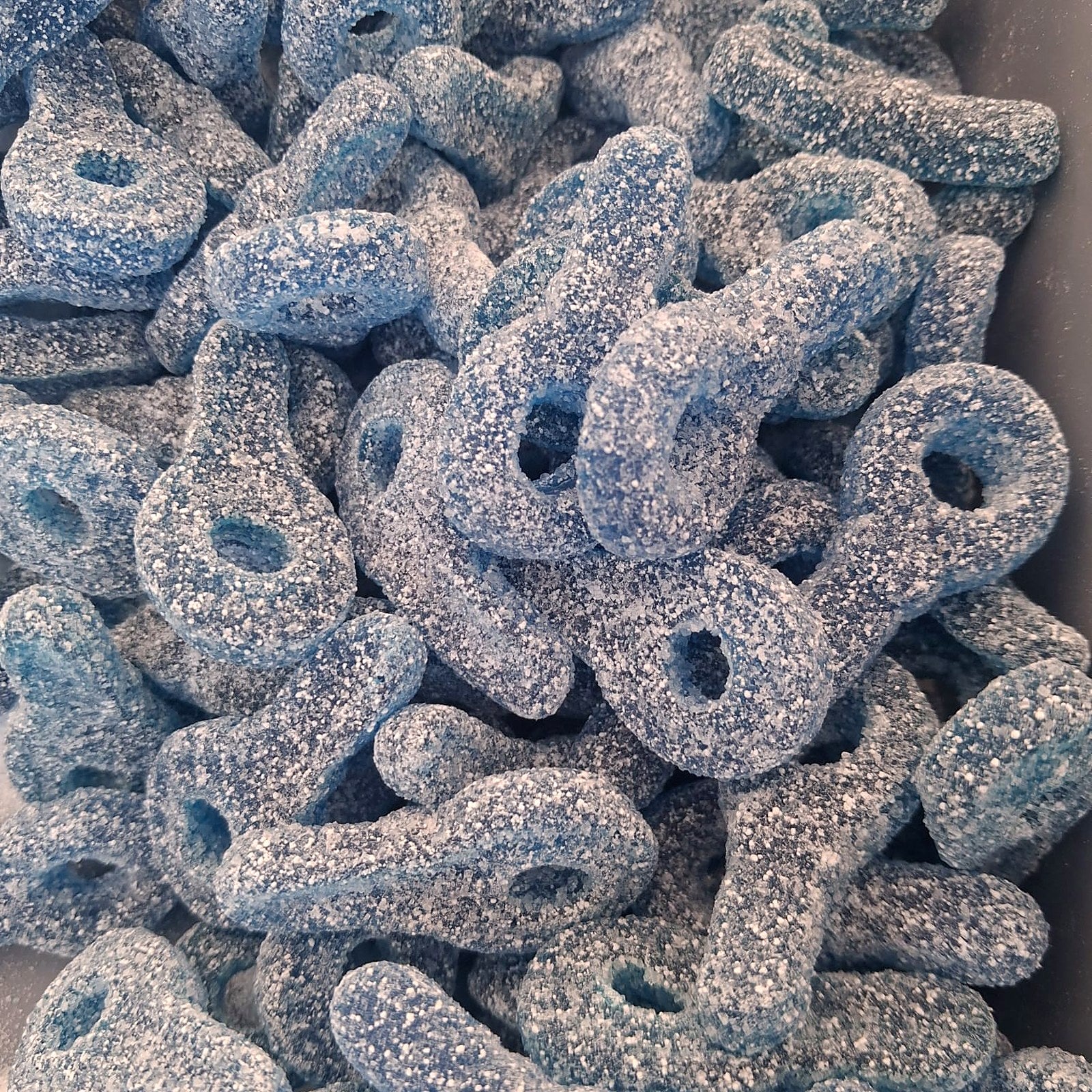 Blauwe zure spenen met een dikke laag zuurzand