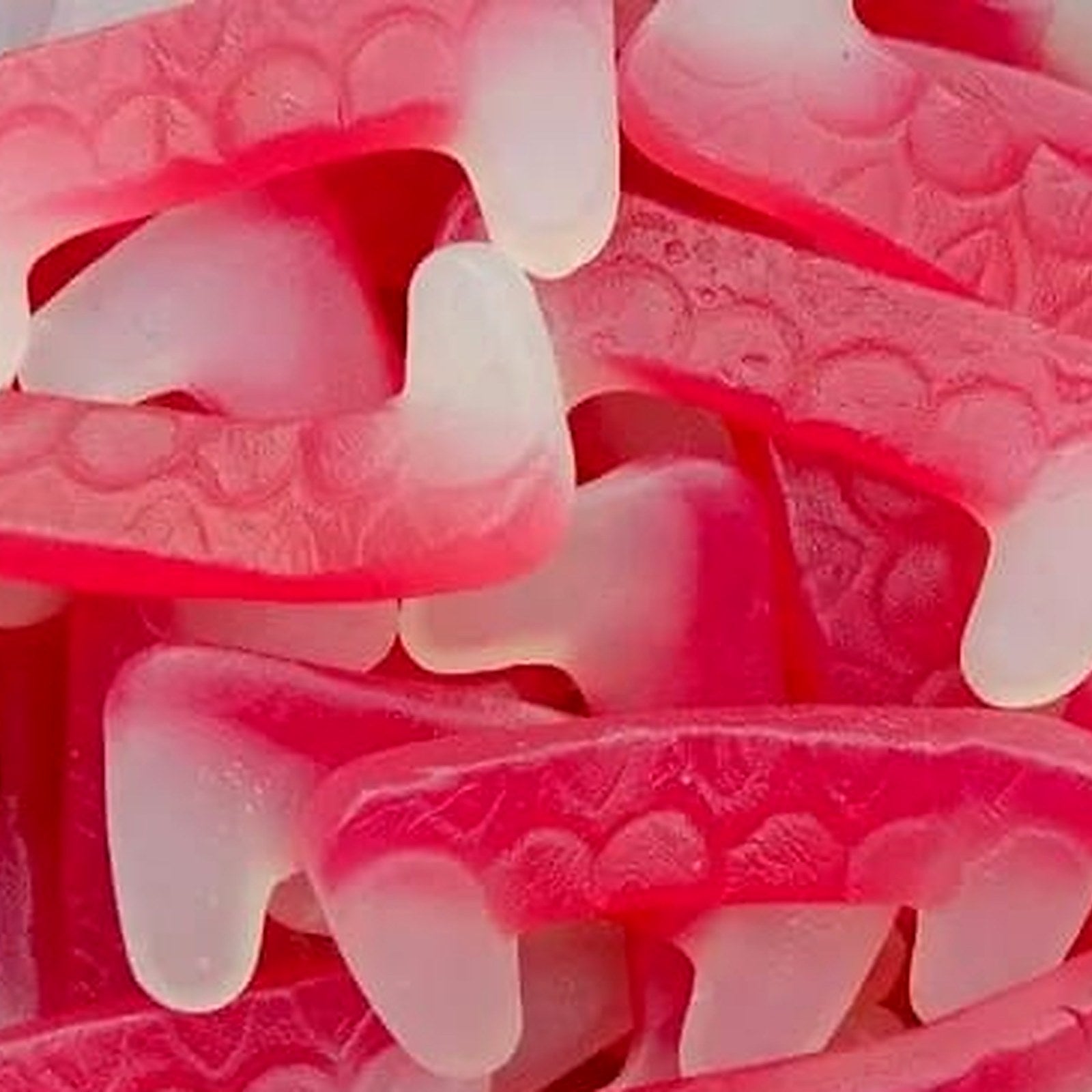 Dracula tanden in fel roze en wit, glanzende gom