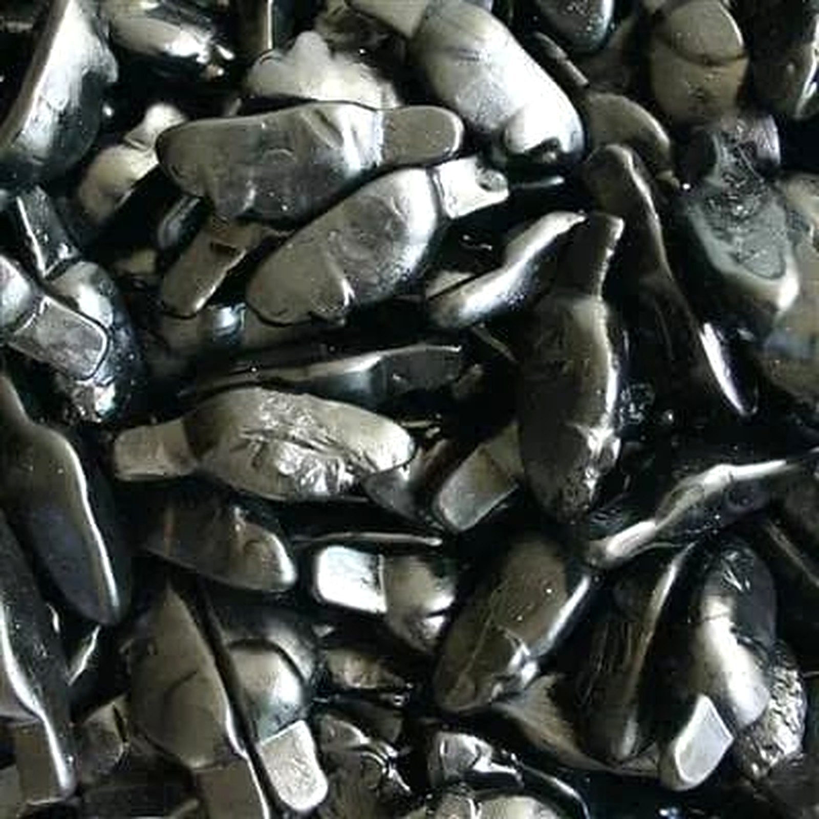 Glanzende zwarte dropkatjes, dicht opeen