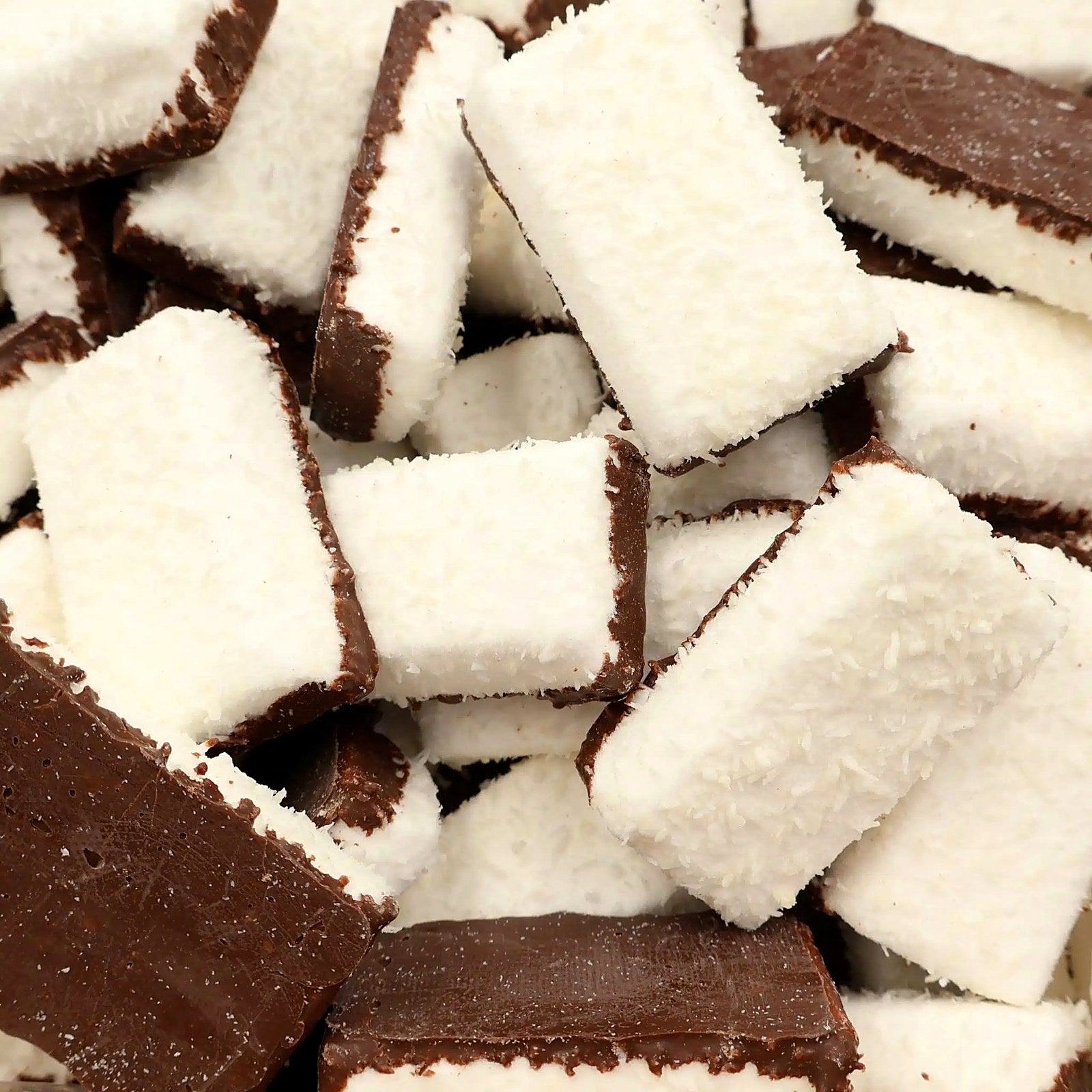 Witte kokosbrood blokjes met een laag donkere chocolade
