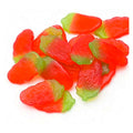 Kleine glanzende aardbeitjes van gom in rood met groene kroon