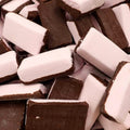 Roze kokosbrood blokjes met een laag donkere chocolade