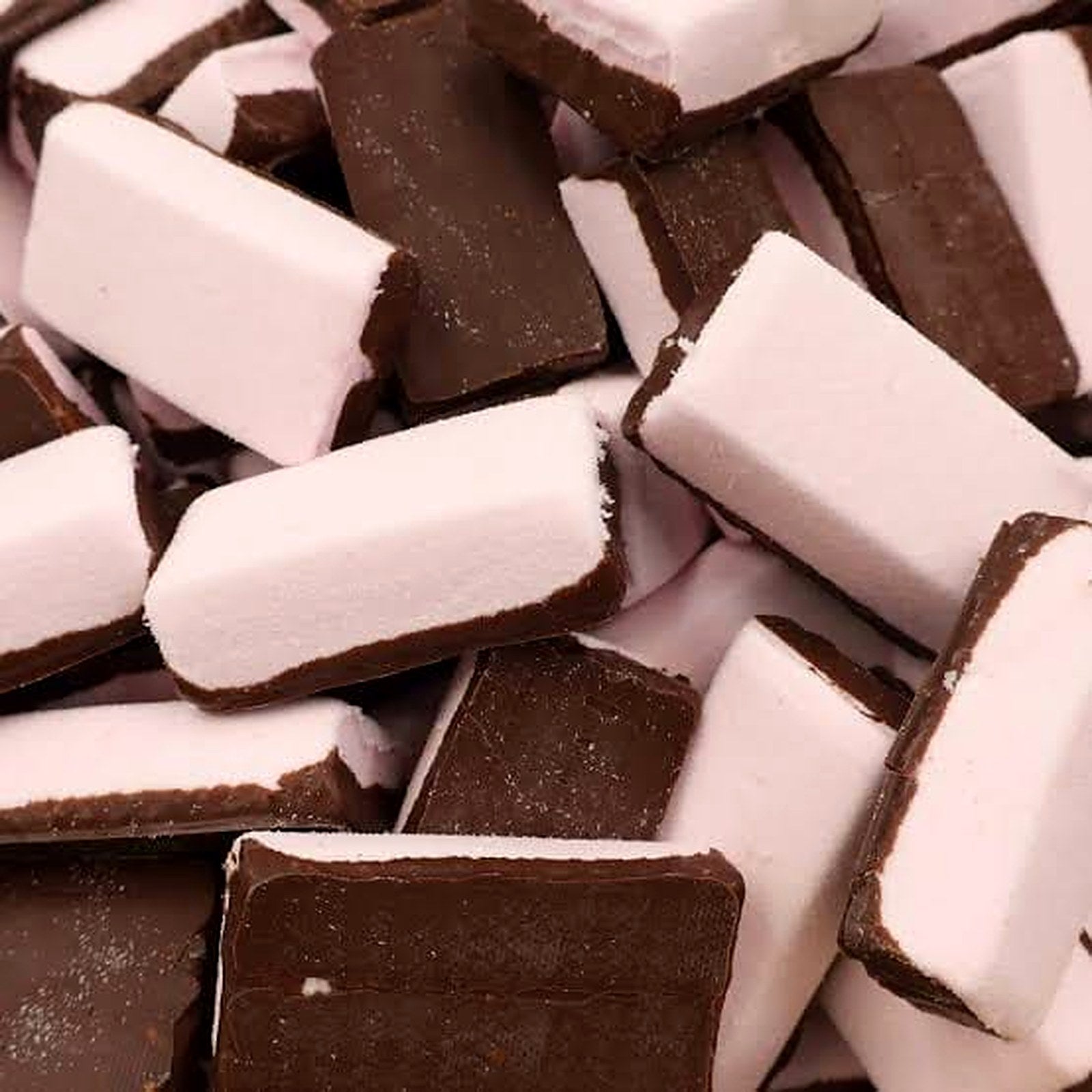 Roze kokosbrood blokjes met een laag donkere chocolade