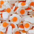 Spiegeleitjes van wit schuim met een oranje dooier